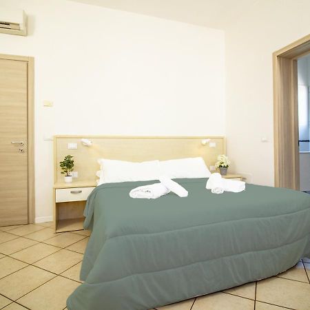 Athena Rooms - Parcheggio Privato Болоня Екстериор снимка