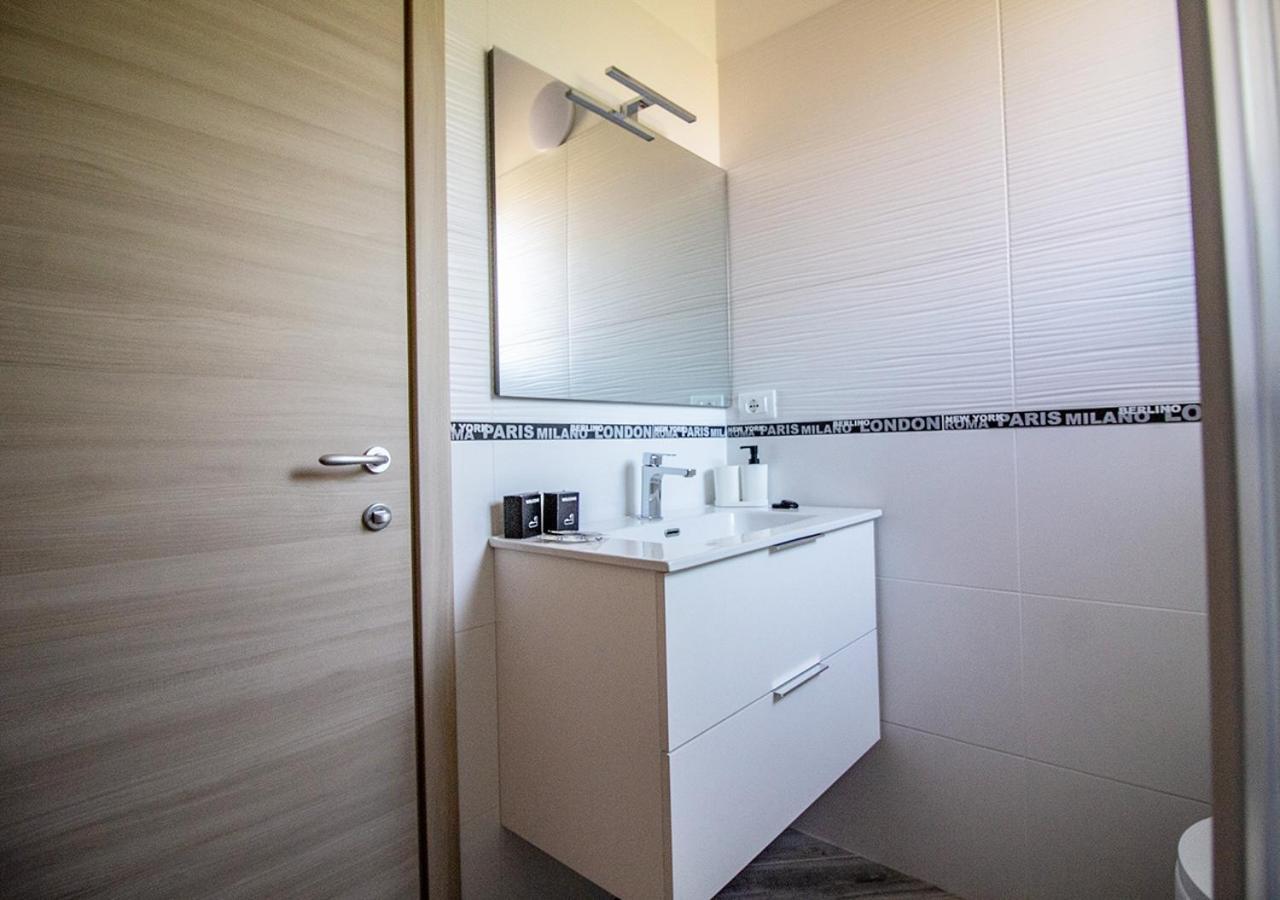 Athena Rooms - Parcheggio Privato Болоня Екстериор снимка