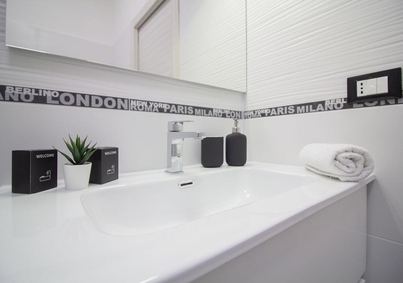 Athena Rooms - Parcheggio Privato Болоня Екстериор снимка