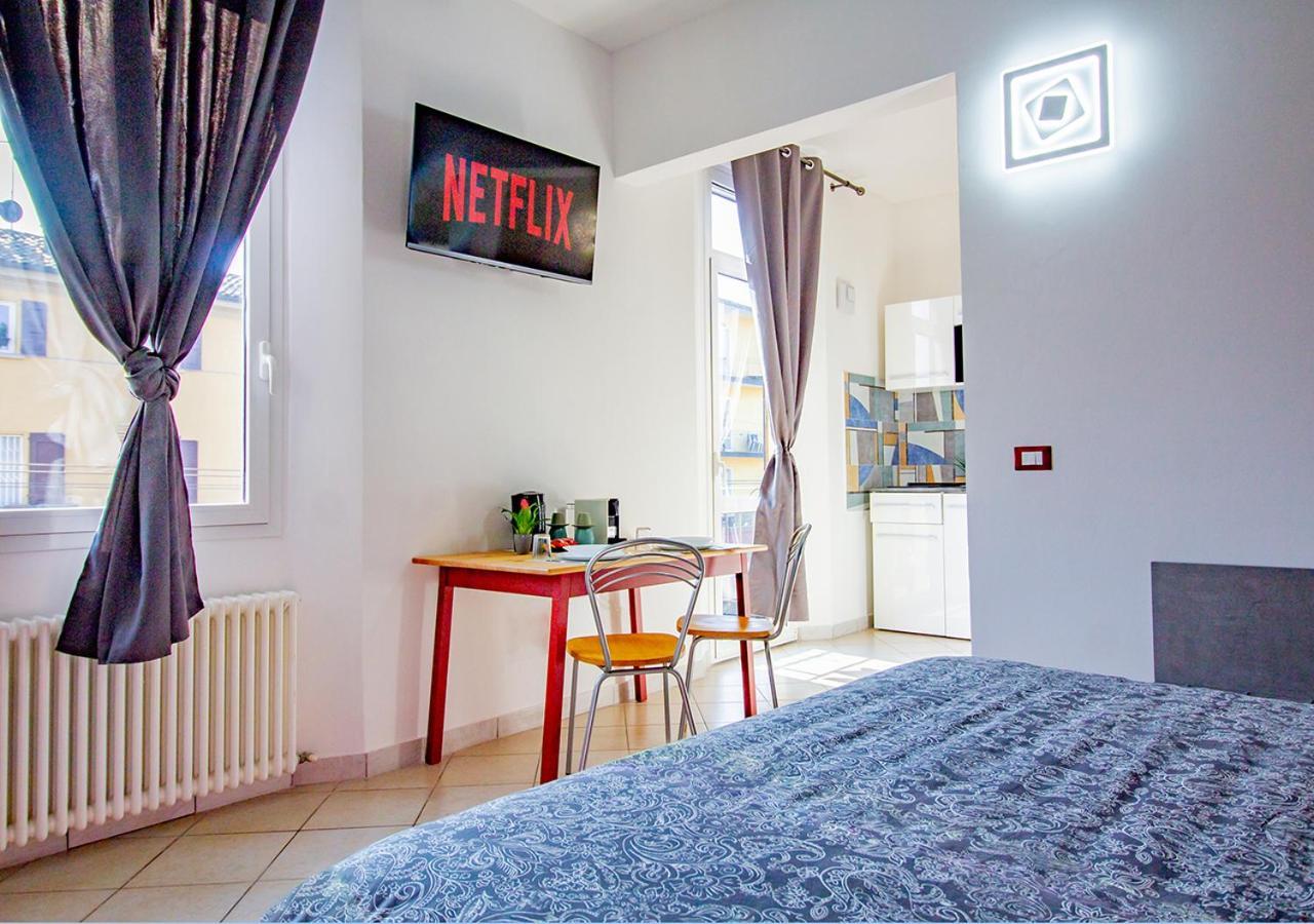 Athena Rooms - Parcheggio Privato Болоня Екстериор снимка
