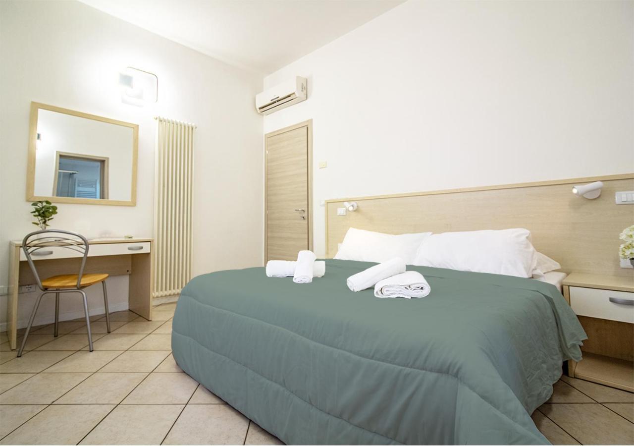 Athena Rooms - Parcheggio Privato Болоня Екстериор снимка