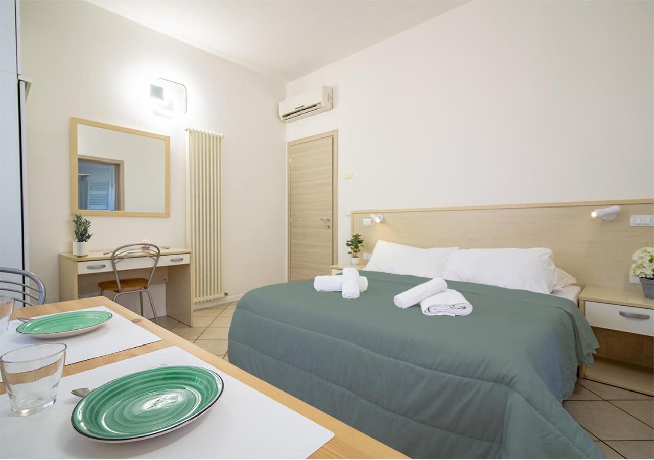 Athena Rooms - Parcheggio Privato Болоня Екстериор снимка