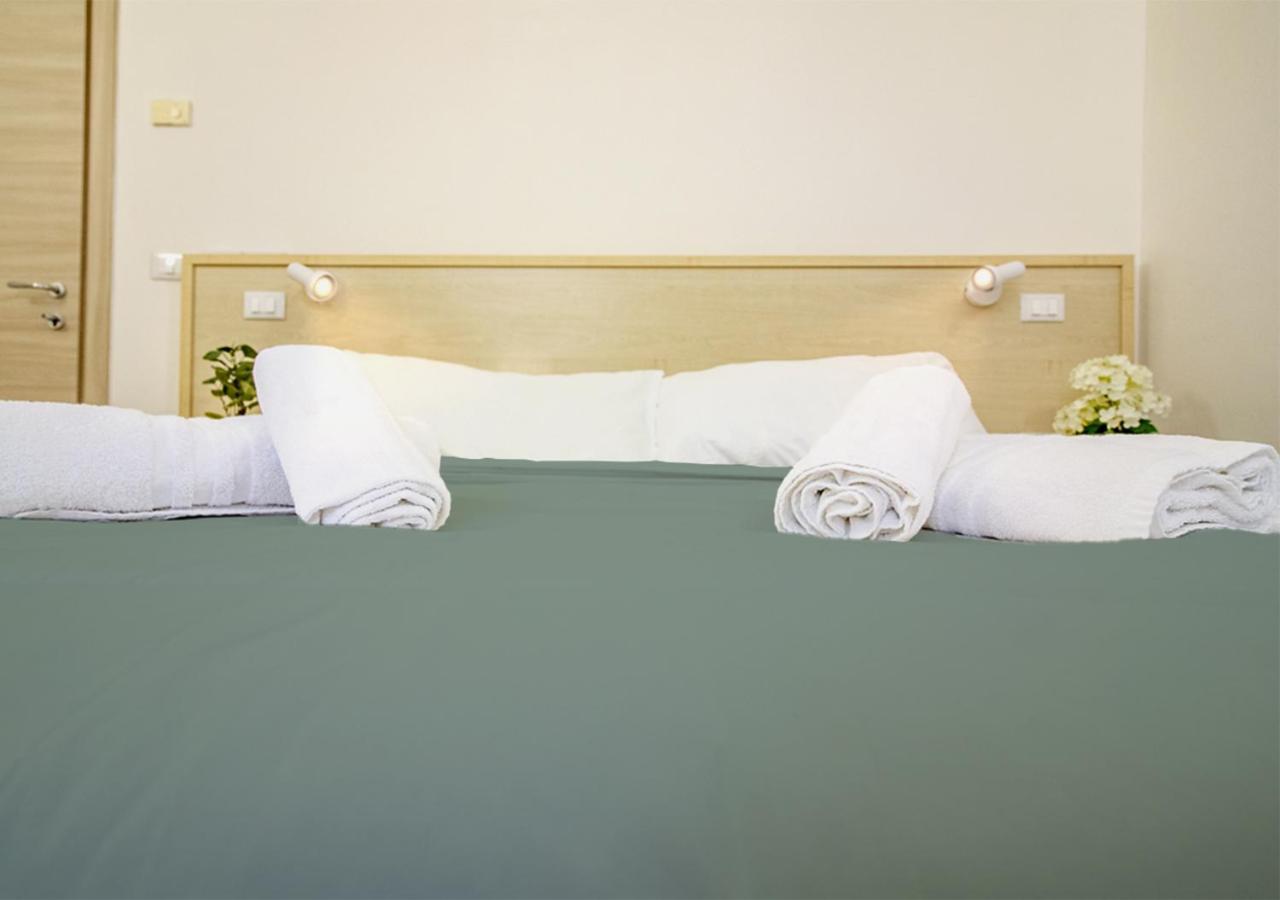 Athena Rooms - Parcheggio Privato Болоня Екстериор снимка